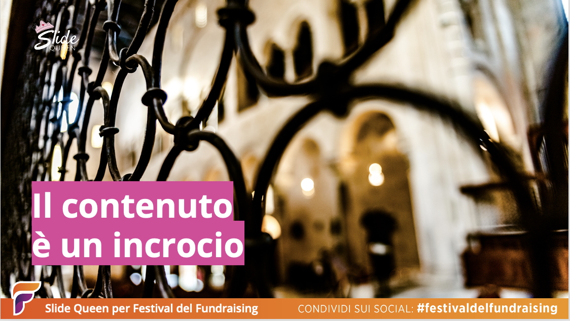 L'immagine di sfondo è un cancello ad anelli di metallo scuro, si intravede l'immagine sfuocata dell'interno di una chiesa. 
La scritta sopra, "Il contenuto è un incrocio", è resa ben leggibile da un font bianco su una box fucsia, ben in contrasto con lo sfondo.