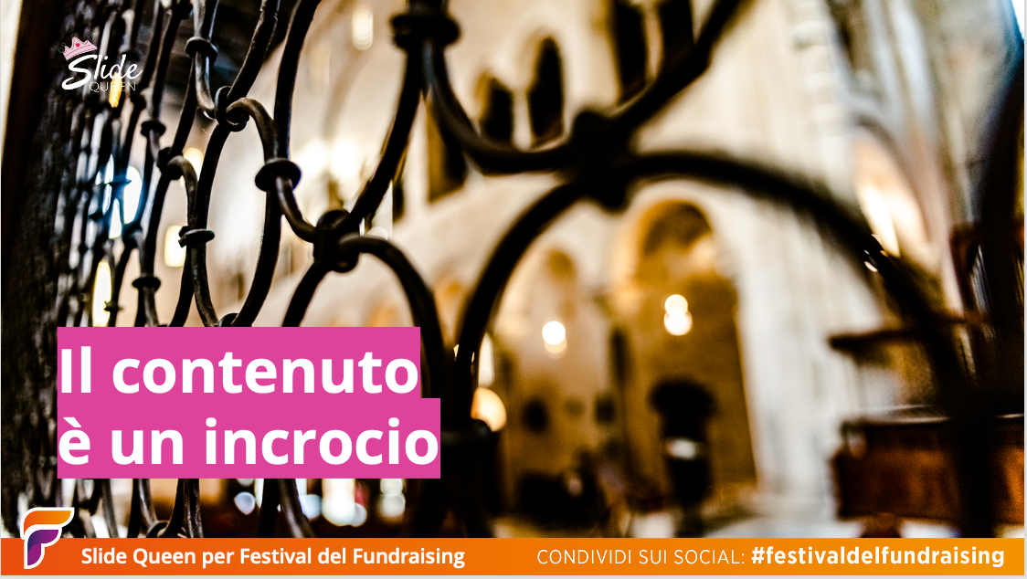 L'immagine di sfondo è un cancello ad anelli di metallo scuro, si intravede l'immagine sfuocata dell'interno di una chiesa.
La scritta sopra, "Il contenuto è un incrocio", è resa ben leggibile da un font bianco su una box fucsia, ben in contrasto con lo sfondo.